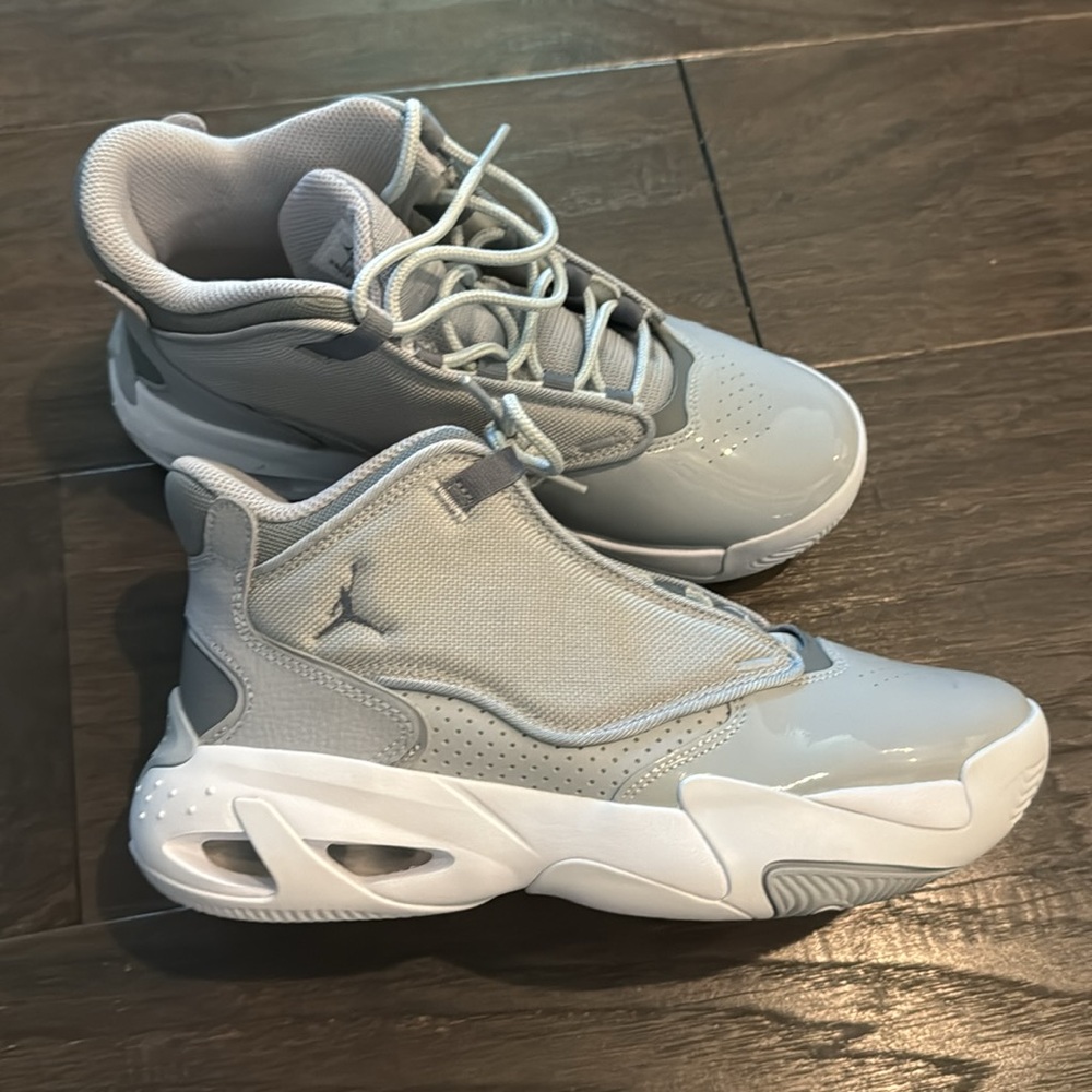Jordan Max Aura 4 size 6Y grade school brand new without box
